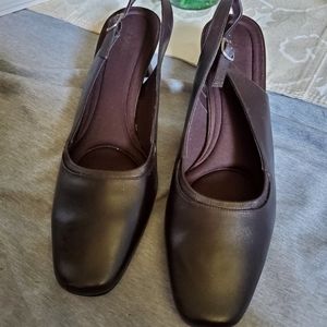Liz Baker Brown Slingback low heel round toe pumps. Sz 9M